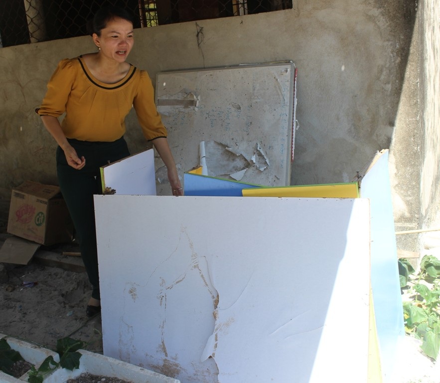 Nhiều chiếc bàn dù mới được trang cấp nhưng đã nhanh chóng hư hỏng