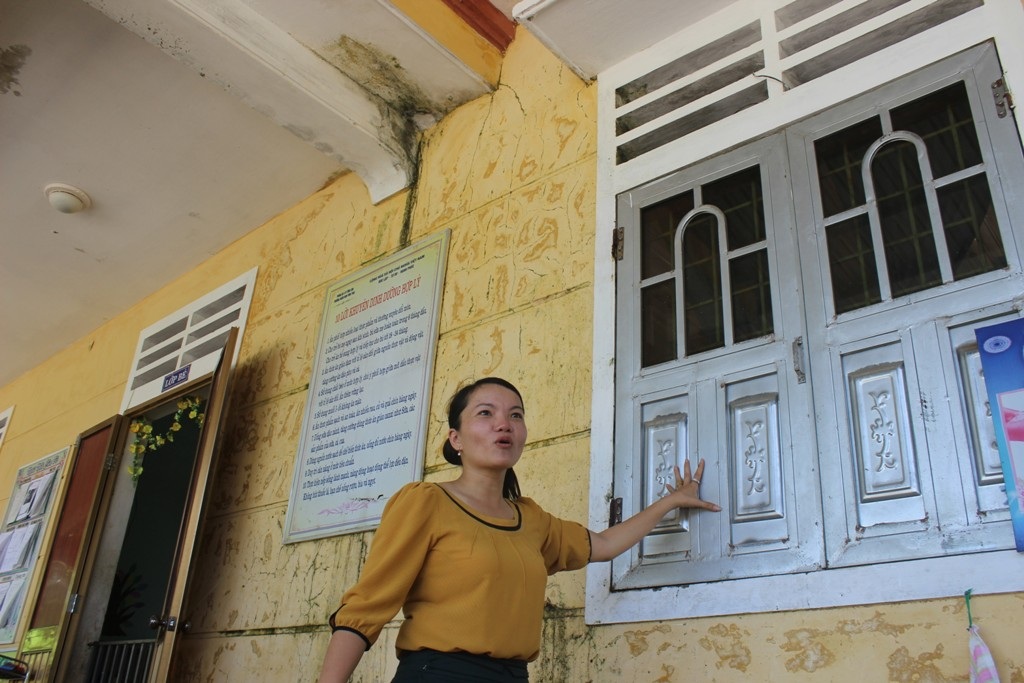 Nhiều chiếc bàn dù mới được trang cấp nhưng đã nhanh chóng hư hỏng