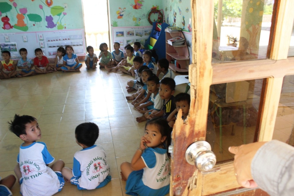 Cánh cửa gỗ bị mối ăn mòn dần, gây ảnh hưởng đến việc học tập của các cháu.