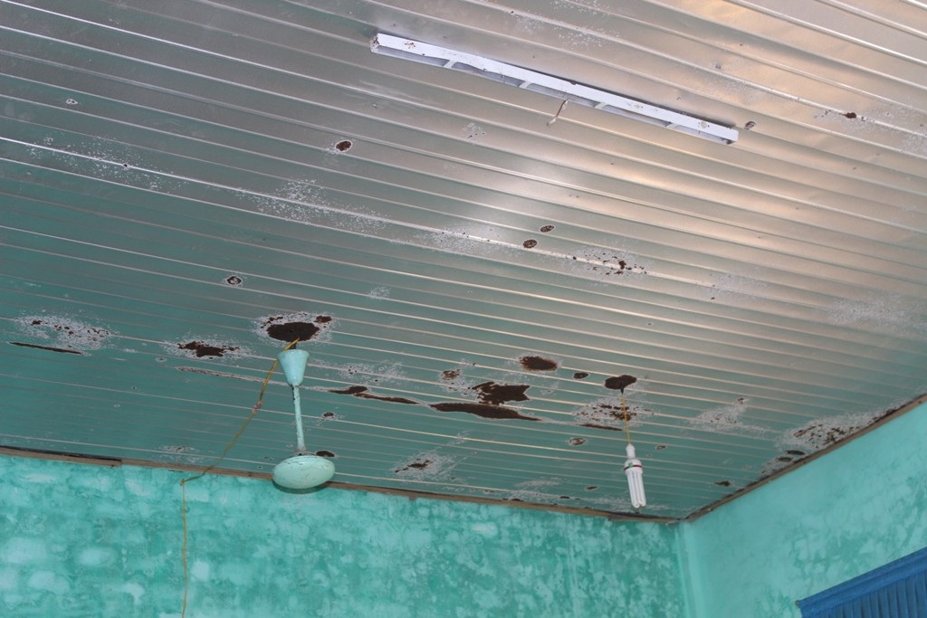 Những mối nguy hiểm từ trần phòng học luôn rình rập các trẻ