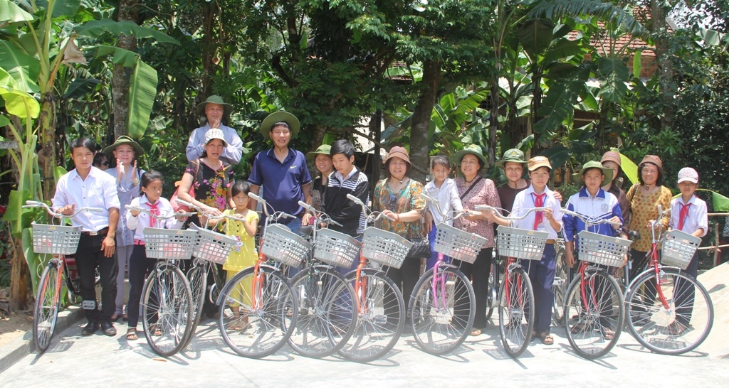 Trao tặng xe đạp cho các em học sinh nghèo hiếu học ở Hải Lăng, Quảng Trị.