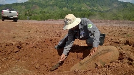 Đội rà phá bom mìn tiến hành khai quật và đưa quả bom đi xử lý