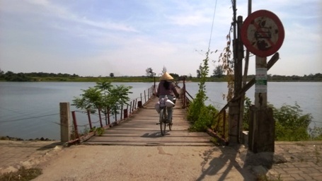 Quảng Trị: Người dân “thót tim” khi đi qua cây cầu phao xuống cấp - 1 Từ ngày có cầu phao bắc qua sông Thạch Hãn, người dân các địa phương đi lại thuận tiện hơn trước.