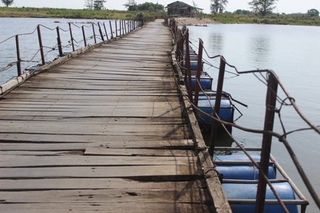 Quảng Trị: Người dân “thót tim” khi đi qua cây cầu phao xuống cấp - 2 Từ ngày có cầu phao bắc qua sông Thạch Hãn, người dân các địa phương đi lại thuận tiện hơn trước.