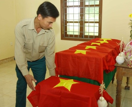 Số hài cốt đã tìm thấy và cất bốc được đưa vào tiểu sành, phủ cờ Tổ quốc, chờ đưa đi an táng  