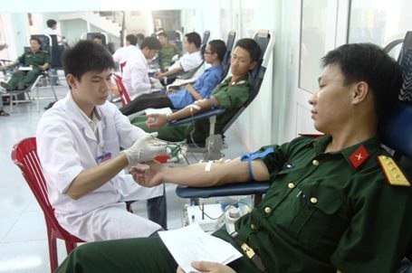 Quảng Trị: Hơn 500 đoàn viên, thanh niên tham gia hiến máu tình nguyện - 1 Quảng Trị: Hơn 500 đoàn viên, thanh niên tham gia hiến máu tình nguyện