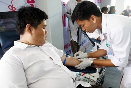 Quảng Trị: Hơn 500 đoàn viên, thanh niên tham gia hiến máu tình nguyện - 2 Đây là một nghĩa cử cao đẹp trong việc giúp đỡ các bệnh nhân khó khăn cần được truyền máu