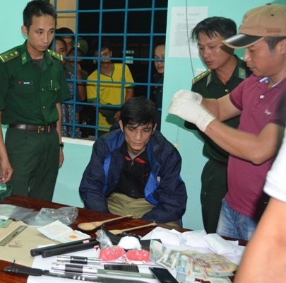 Đối tượng Lâm Quang Trung cùng tang vật bị bắt giữ (Ảnh: L.Đ)
