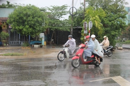 Cơn mưa kéo dài xuất hiện vào trưa nay tại địa bàn TP Đông Hà