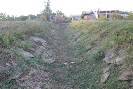 Nhiều kênh mương thủy lợi bị khô nước do hạn hán kéo dài