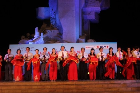 Các vị đại biểu cắt băng khánh thành 