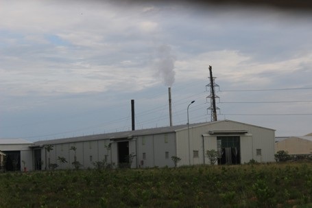 Mùi hôi thối bốc theo ống thoát khí của nhà máy lan vào môi trường