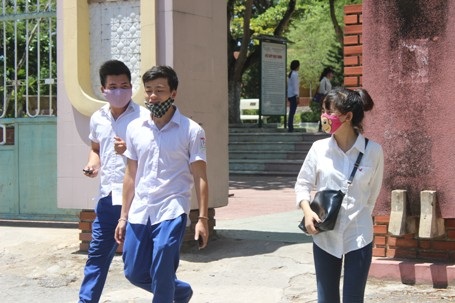 Tiết trời rất nóng đã phần nào ảnh hưởng đến việc làm bài thi của thí sinh