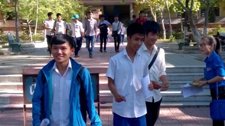 “Kình ngư” Ánh Viên và dịch Mers vào đề thi Tiếng Anh - 5 Dù đã hết thời gian làm bài nhưng nhiều thí sinh vẫn nán lại phòng thi. (Ảnh Đăng Đức)