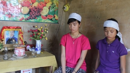 Mẹ mất sớm, lại không có người thân, cuộc sống của 3 chị em sẽ còn gặp rất nhiều chông gai