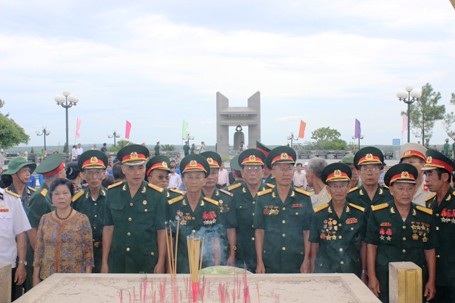 Dâng cúng đòn bánh tét dài 21m tri ân các anh hùng, liệt sĩ