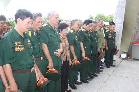 Các cựu chiến binh thể hiện sự thành kính trước anh linh các liệt sĩ