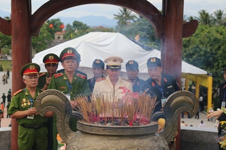 Các cựu chiến binh thể hiện sự thành kính trước anh linh các liệt sĩ