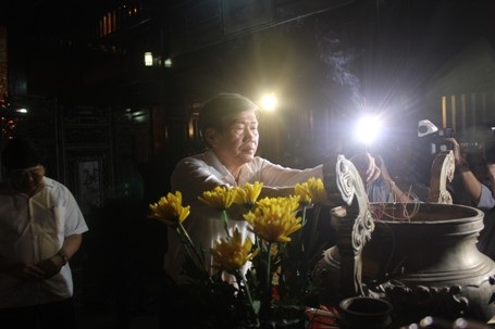 Dâng hương tại đài chính trong Thành Cổ