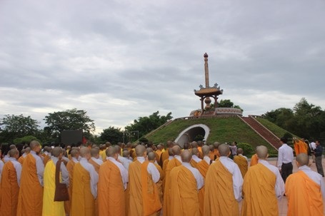 Dâng hương tại đài chính trong Thành Cổ