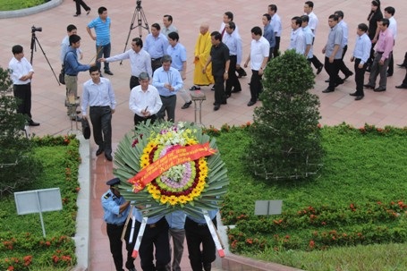 Dâng hương tại đài chính trong Thành Cổ