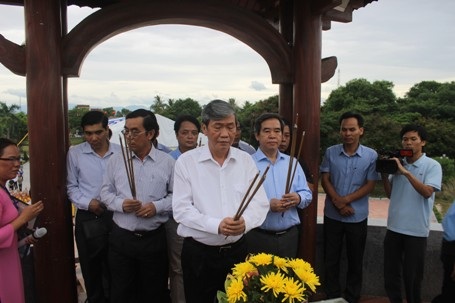 Dâng hương tại đài chính trong Thành Cổ