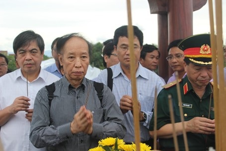 Tổng Biên tập Báo Dân trí Phạm Huy Hoàn dâng hương tri ân các anh hùng, liệt sĩ