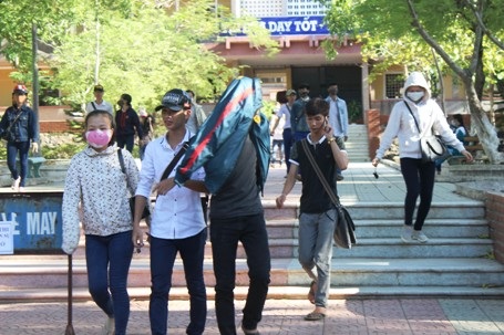 Thí sinh rời phòng thi với tâm trạng kém phấn khởi (Ảnh Đăng Đức)