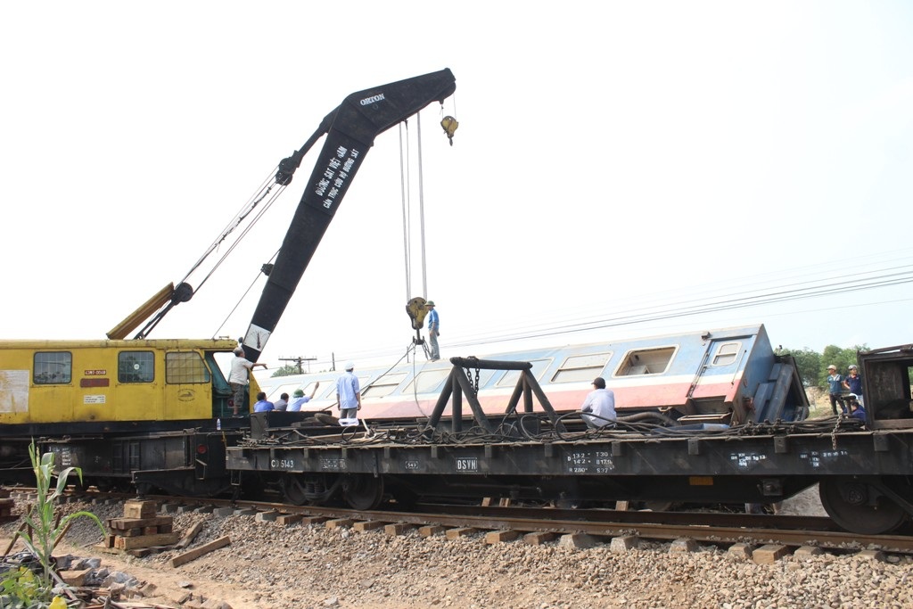 Tai nạn tàu hỏa ở Quảng Trị: Nỗ lực giải cứu các toa tàu lật - 1 Các cần cẩu được đưa đến hiện trường để phục vụ công tác cứu hộ