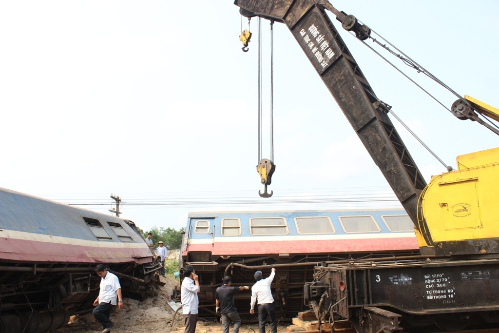 Tai nạn tàu hỏa ở Quảng Trị: Nỗ lực giải cứu các toa tàu lật - 7 Một chiếc cần cẩu bị sự cố