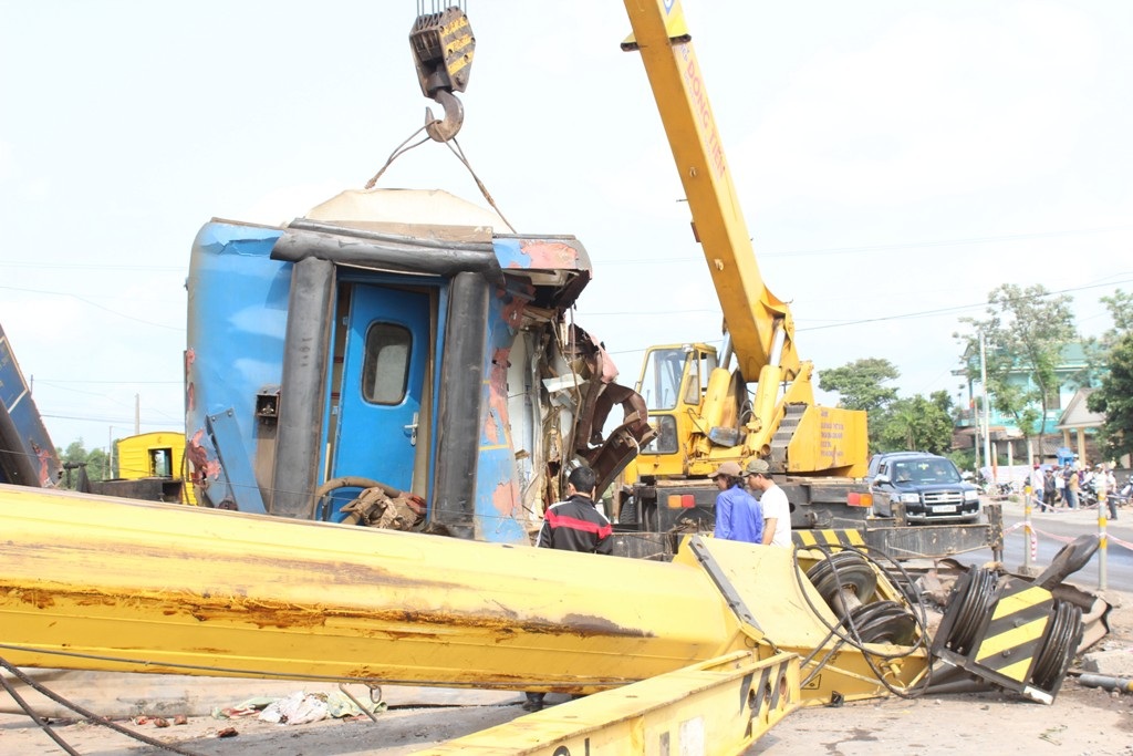 Tai nạn tàu hỏa ở Quảng Trị: Nỗ lực giải cứu các toa tàu lật - 9 Một toa tàu vẫn đang chắn ngang đường