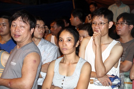 Hình ảnh phụ huynh chen lấn nộp đơn lúc nửa đêm  - 6