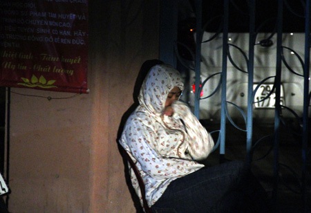 Hình ảnh phụ huynh chen lấn nộp đơn lúc nửa đêm  - 10