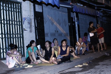 Hình ảnh phụ huynh chen lấn nộp đơn lúc nửa đêm  - 5