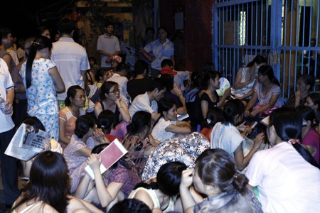 Hình ảnh phụ huynh chen lấn nộp đơn lúc nửa đêm  - 7