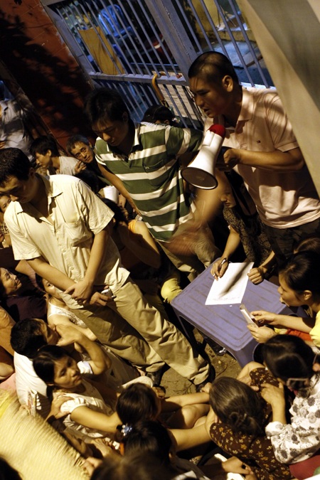 Hình ảnh phụ huynh chen lấn nộp đơn lúc nửa đêm  - 4