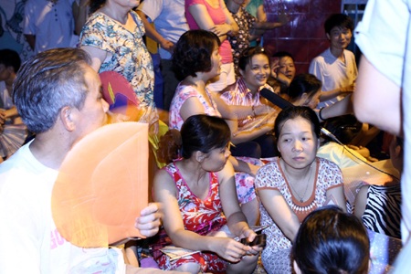 Hình ảnh phụ huynh chen lấn nộp đơn lúc nửa đêm  - 11