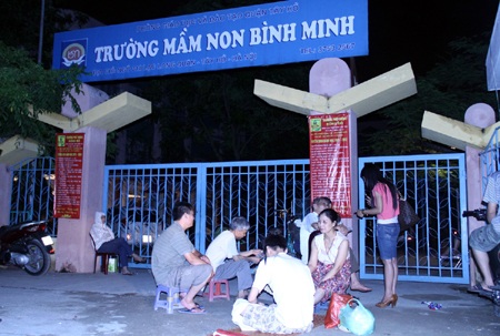 Hình ảnh phụ huynh chen lấn nộp đơn lúc nửa đêm  - 8