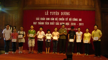 Bộ Công an trao thưởng 115 suất quà khuyến học cho học sinh giỏi - 1 Bộ Công an trao thưởng 115 suất quà khuyến học cho học sinh giỏi - 1