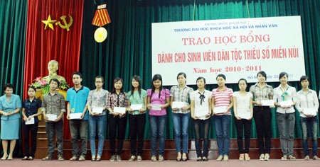 190 triệu đồng tặng thưởng cho sinh viên dân tộc miền núi - 1 190 triệu đồng tặng thưởng cho sinh viên dân tộc miền núi - 1