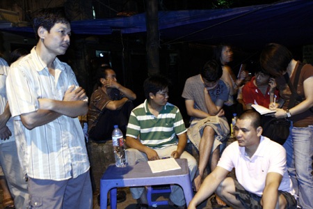 Hình ảnh phụ huynh chen lấn nộp đơn lúc nửa đêm  - 9