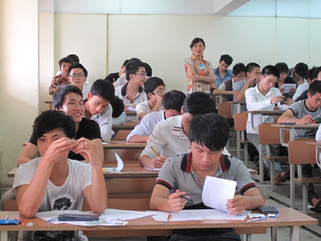 Thí sinh hồn nhiên mang điện thoại nhắn tin trong giờ thi - 1 Thí sinh hồn nhiên mang điện thoại nhắn tin trong giờ thi - 1