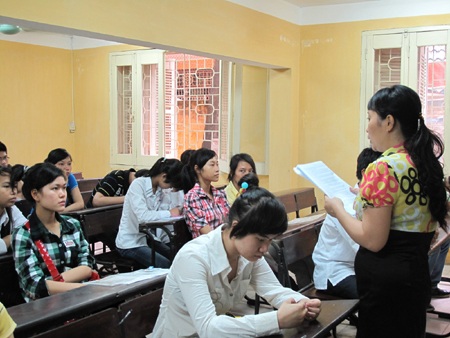 Thí sinh làm thủ tục dự thi đợt 2 trong tiết trời mát mẻ - 6