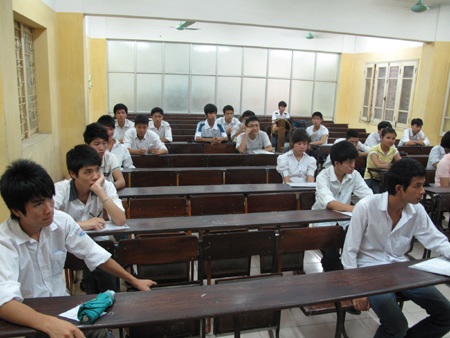 Thí sinh làm thủ tục dự thi đợt 2 trong tiết trời mát mẻ - 7