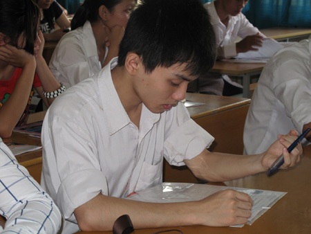 Gần 700 ngàn thí sinh dự thi môn đầu tiên - 2