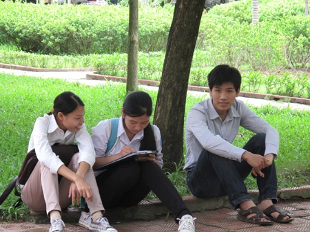 Thí sinh làm thủ tục dự thi đợt 2 trong tiết trời mát mẻ - 9