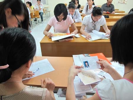 Cận cảnh thí sinh trong ngày đầu làm thủ tục dự thi - 14