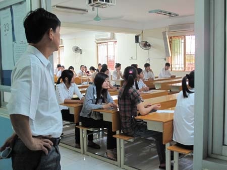 Phụ huynh đọc nội quy để căn dặn con thi tốt  - 9