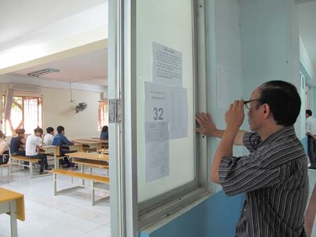 Phụ huynh đọc nội quy để căn dặn con thi tốt  - 10