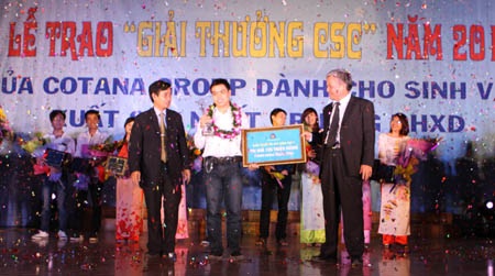 SV xuất sắc Lê Thái Hòa nhận giải thưởng 5.000 USD - 1